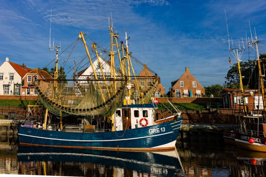 Krabbenkutter mit Fangnetzen im Hafen von Greetsiel